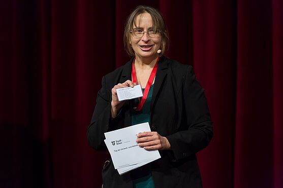 Karin Newald (TÜV AUSTRIA Akademie) richtete ein paar einleitende Worte an die Teilnehmer/innen und lieferte einen Ausblick auf das Tagesprogramm.<br />