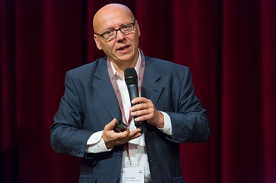 Anschließend gab es noch ein paar einleitende Worte von Christian Bayer (TÜV AUSTRIA Akademie).<br />
