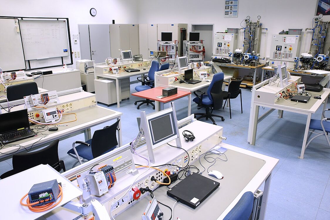 Werkstätte Beispiel in Gänserndorf<br /> Werkstatt mit Tischen und elektrotechnischen Geräten