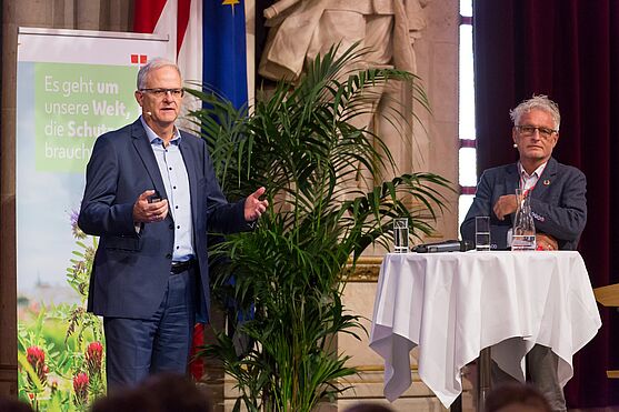 Thomas Hruschka (Nachhaltigkeitskoordinator Stadt Wien) und Miklos Papp (ebswien kläranlage & tierservice): „Natürlich gut Essen“ | Das Gütesiegel<br />