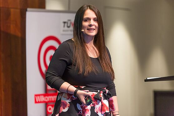 Carina Duchon-Schildknecht (TÜV AUSTRIA Akademie) hieß die Teilnehmer/innen herzlich willkommen und moderierte den Qualitätstag.<br />