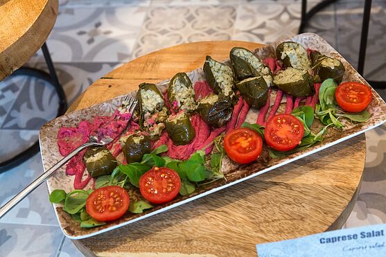 In der Mittagspause erwartete die Teilnehmer/innen ein reichhaltiges Buffet, bevor es mit den Nachmittagsvorträgen weiterging.<br />