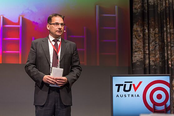 Auch von Andreas Dvorak (TÜV AUSTRIA Akademie) gab es zum Auftakt ein paar Worte an das interessierte Publikum.<br />