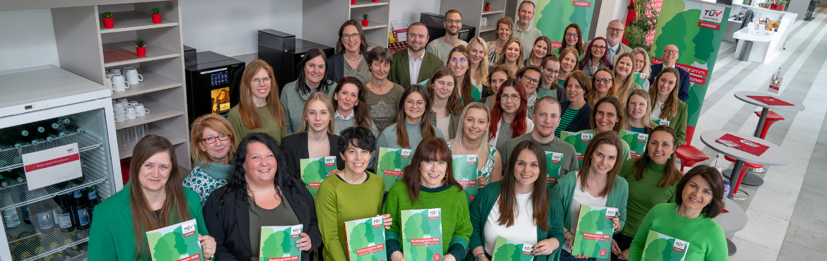 Gruppenfoto Team der TÜV AUSTRIA Akademie Kursprogramm 2026: Jetzt downloaden!