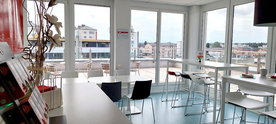 Pausenraum in Leonding.<br /> Pausenraum mit großer Fensterfront.