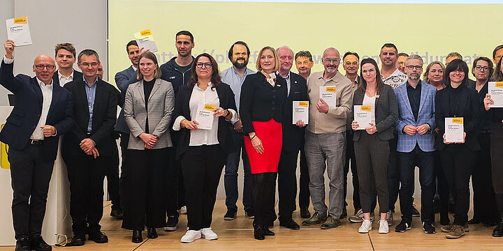 Gruppenfoto auf einer Bühne