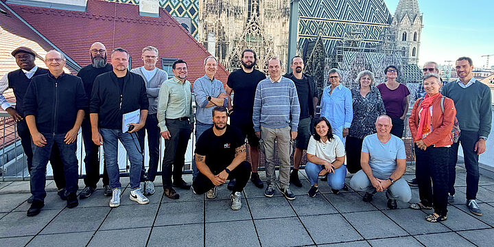 Gruppenfoto. Im Hintergrund der wiener Stephansdom