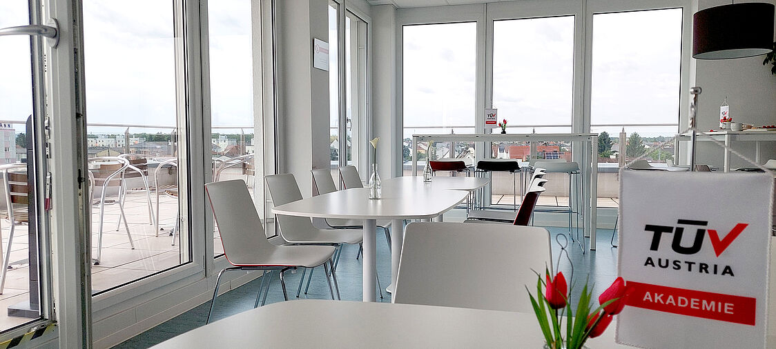 Pausenraum in Leonding.<br /> Pausenraum mit großer Fensterfront.